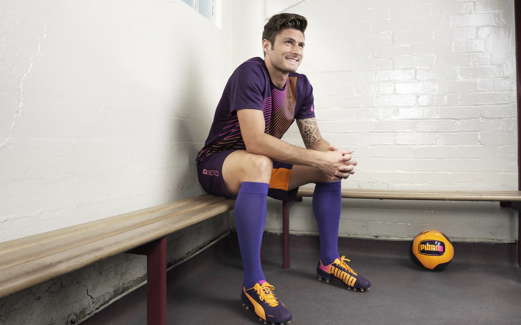 杨瀚森积极参与球队战术讨论展示成熟心态，杨瀚西简介